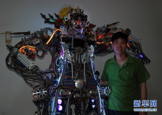 Illustration for article titled Chinese Dude Made a Robot Roommate